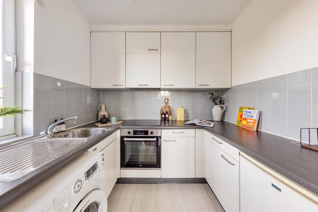 Property photo 3 of 21 Horn Lane, E18