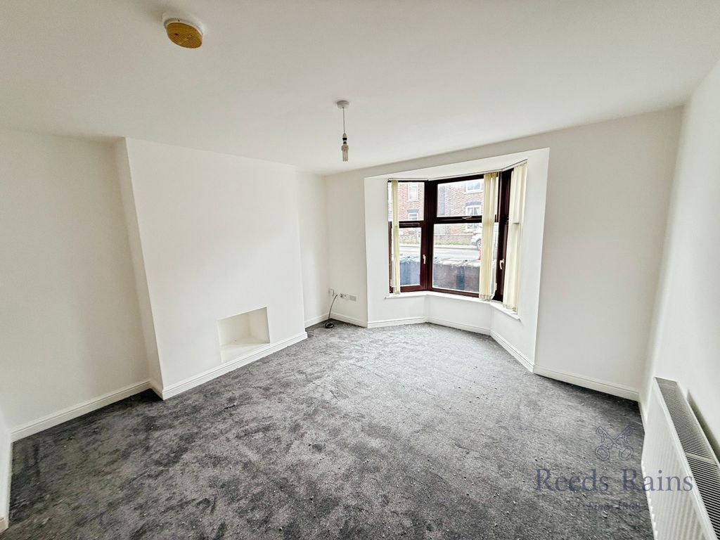 Property photo 3 of 8 Lounge