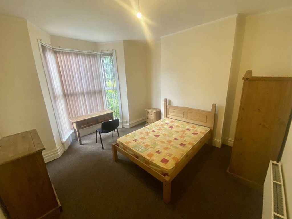 Property photo 3 of 16 Bed 1, 1