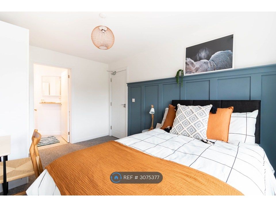 Property photo 2 of 9 Come And Make This Room Your Own