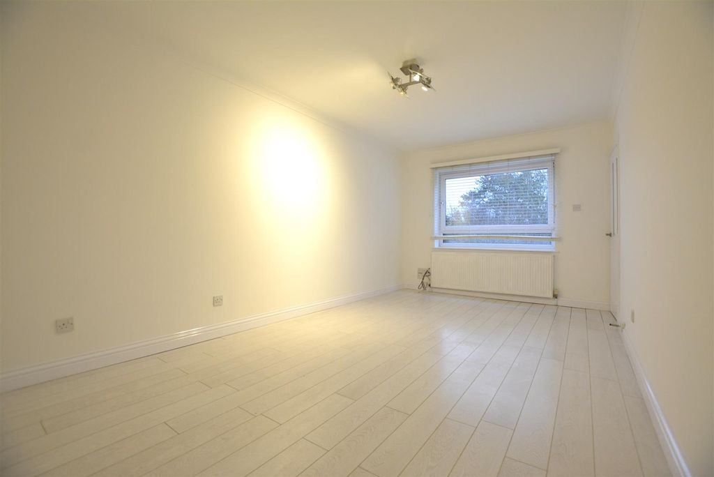 Property photo 3 of 8 Living.Jpg