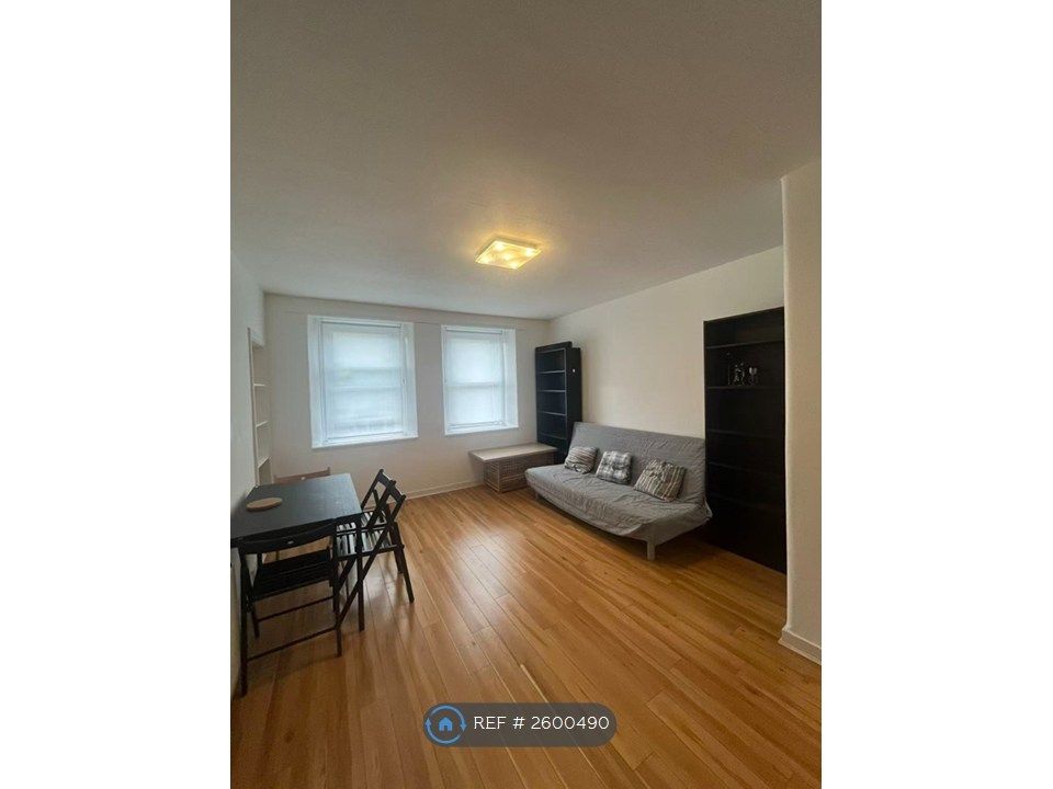 Property photo 1 of 12 Livingroom