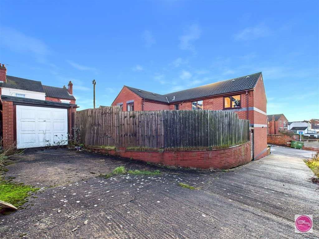 Property photo 3 of 33 George Street, Church Gresley (32).Jpg