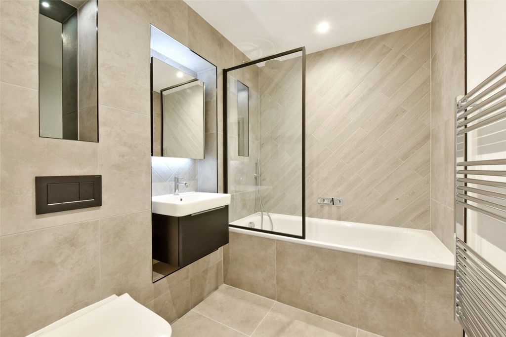 Property photo 3 of 17 Bathroom
