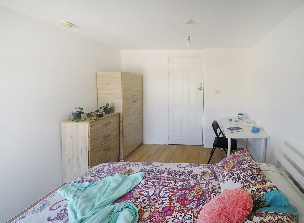 Property photo 2 of 8 Room 1- £910 Available Now