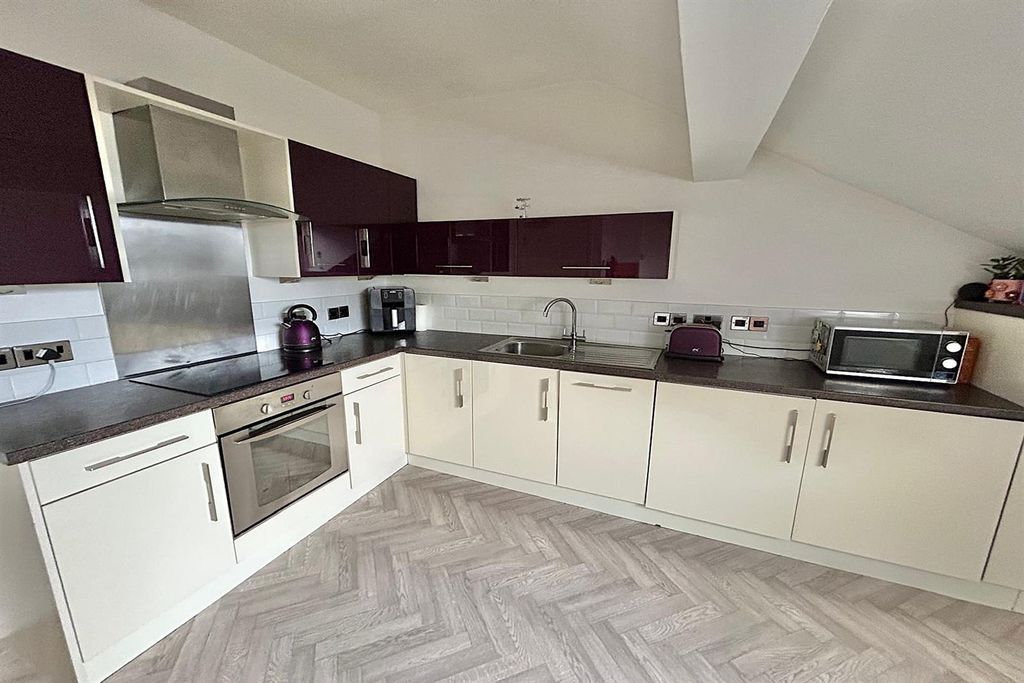 Property photo 2 of 11 Kitchen