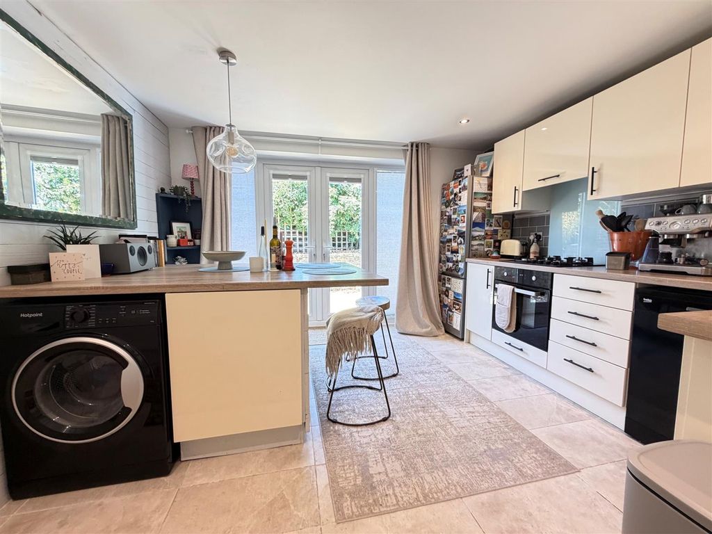 Property photo 3 of 7 Kitchen