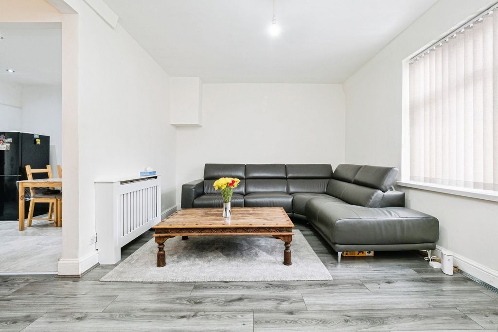 Property photo 2 of 17 Lounge