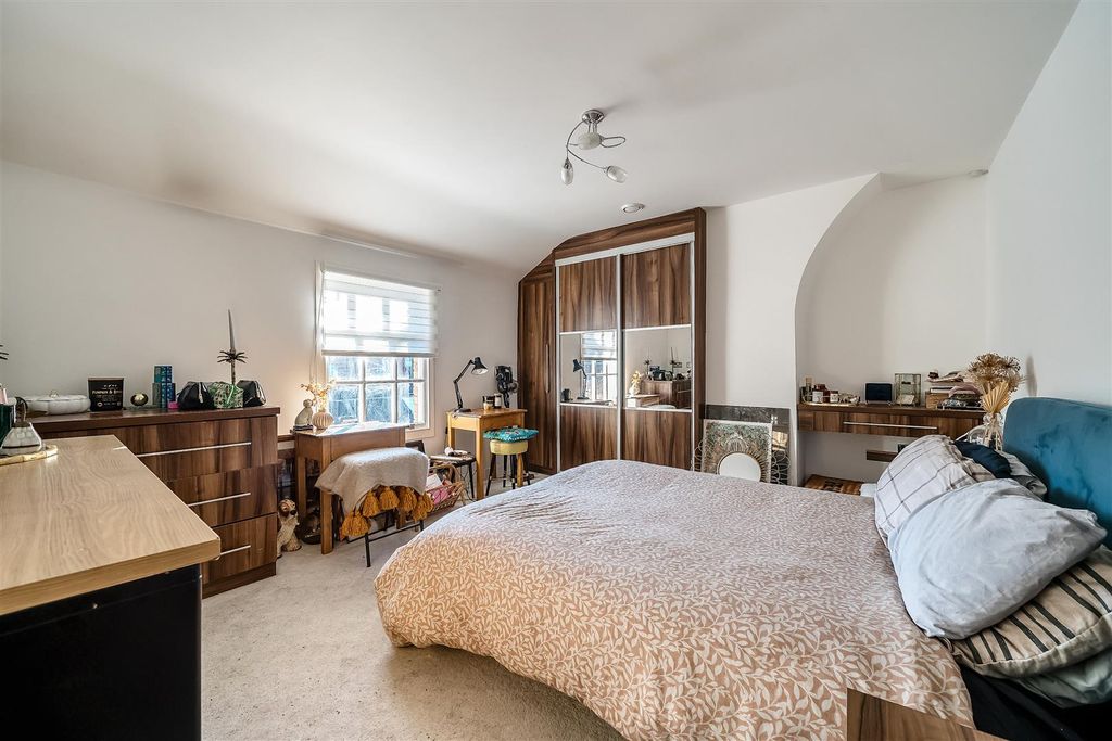 Property photo 3 of 9 Bedroom High.Jpg