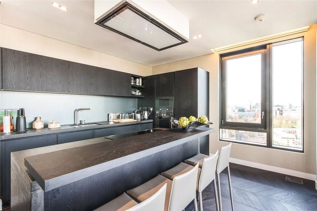 Property photo 3 of 18 Kitchen/Reception