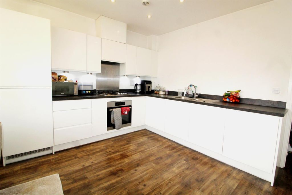 Property photo 3 of 8 Kitchen E.Jpg