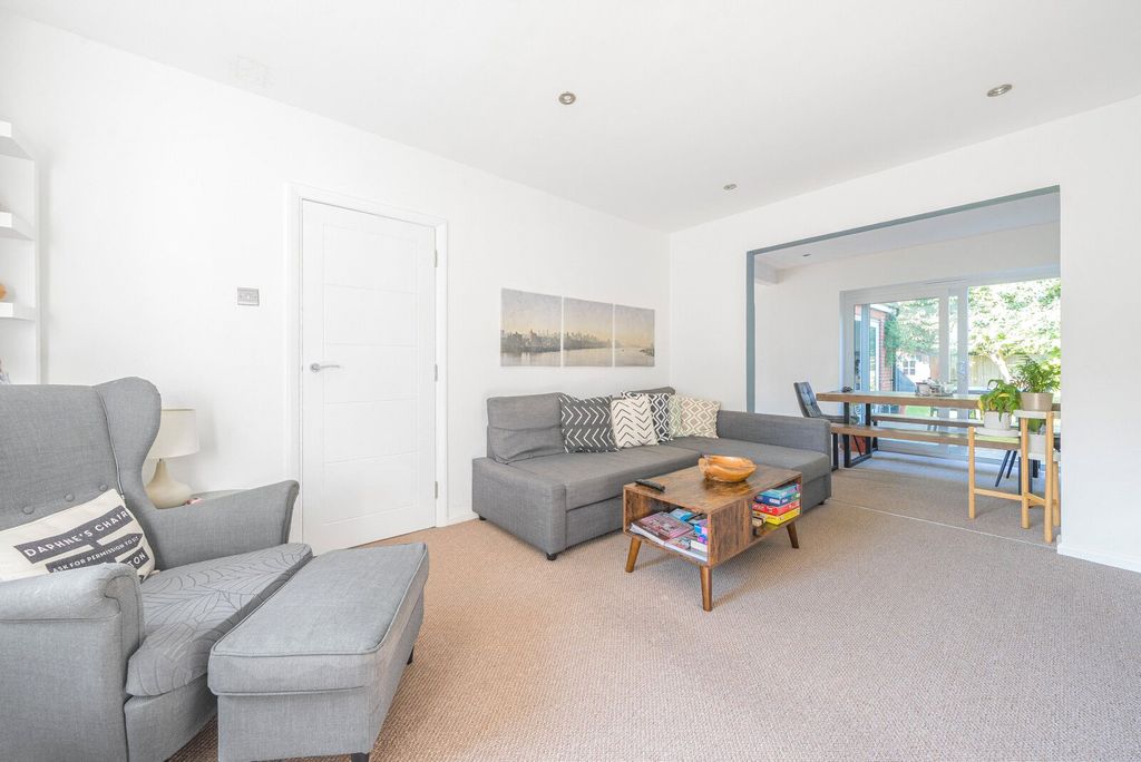 Property photo 2 of 18 Sitting Room