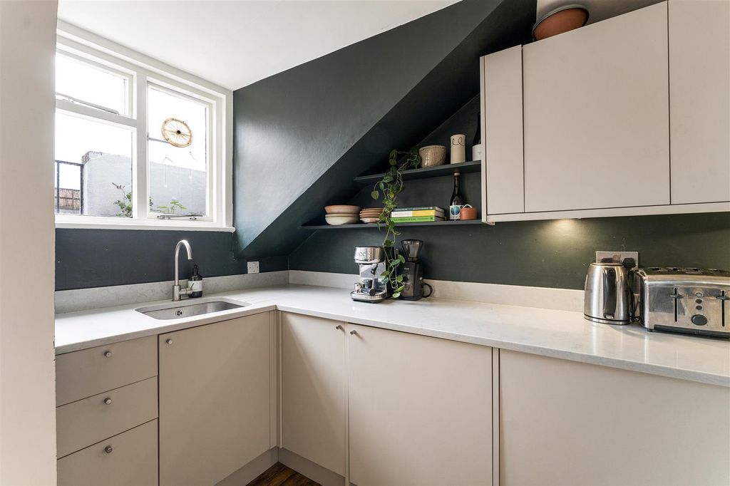 Property photo 3 of 24 Newington Green Road, N1