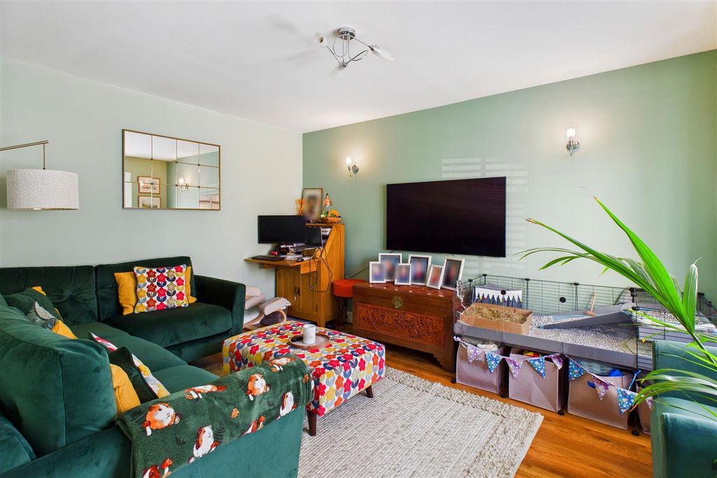 Property photo 2 of 12 Lounge.