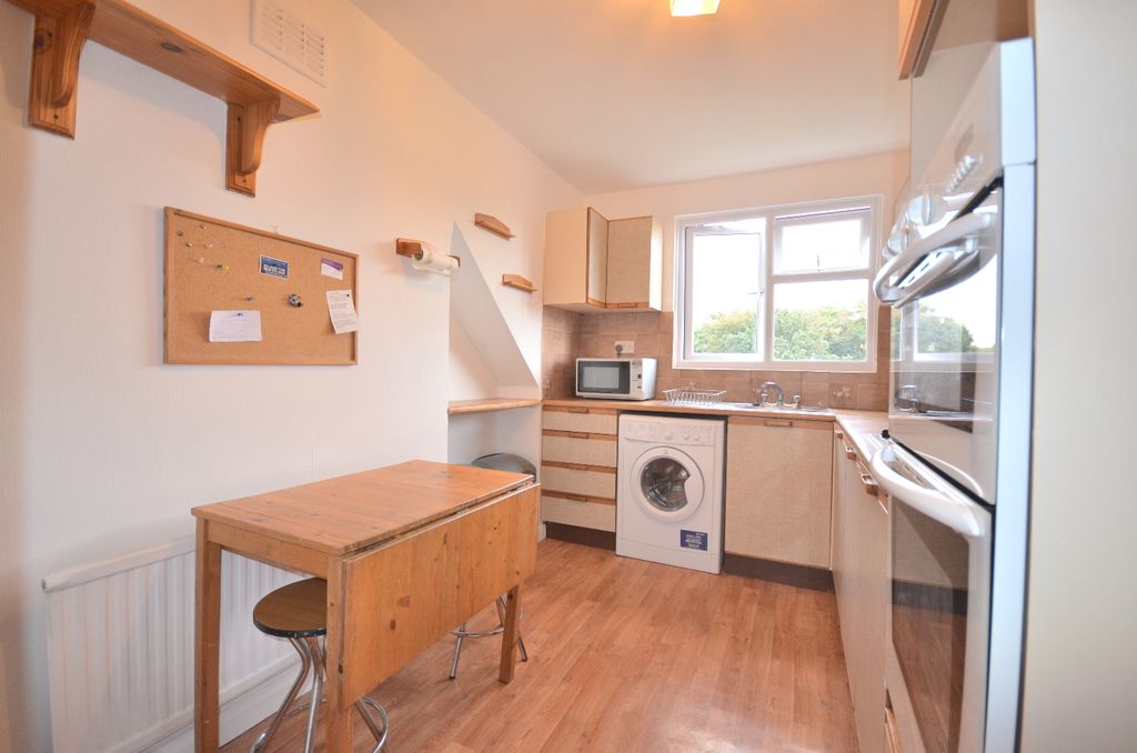 Property photo 3 of 10 Kitchen