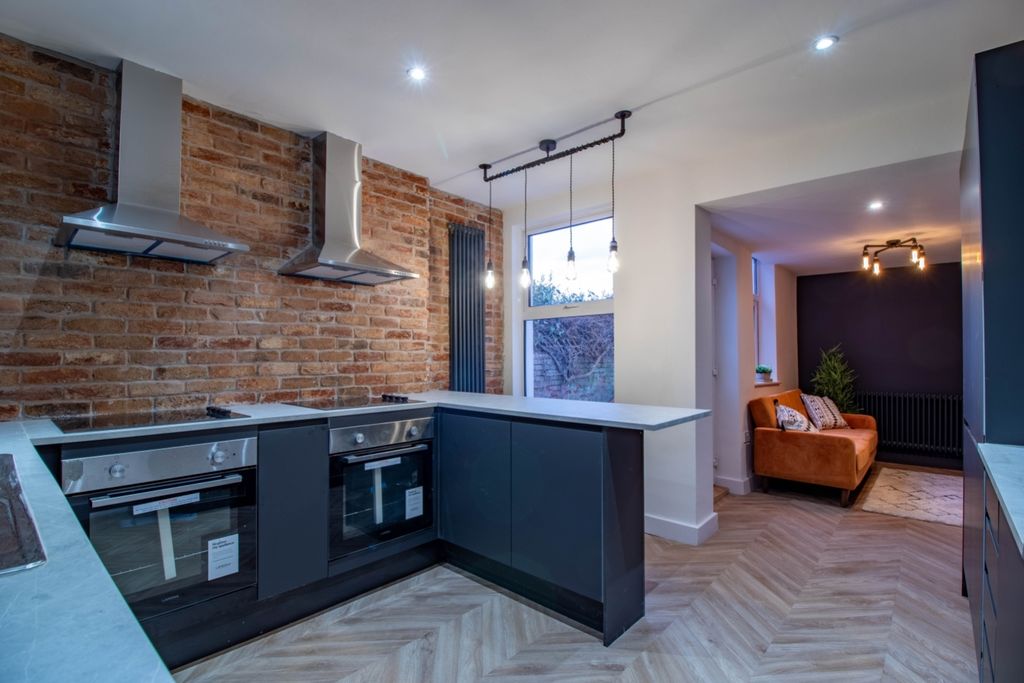 Property photo 1 of 8 Lrg_Kitchen