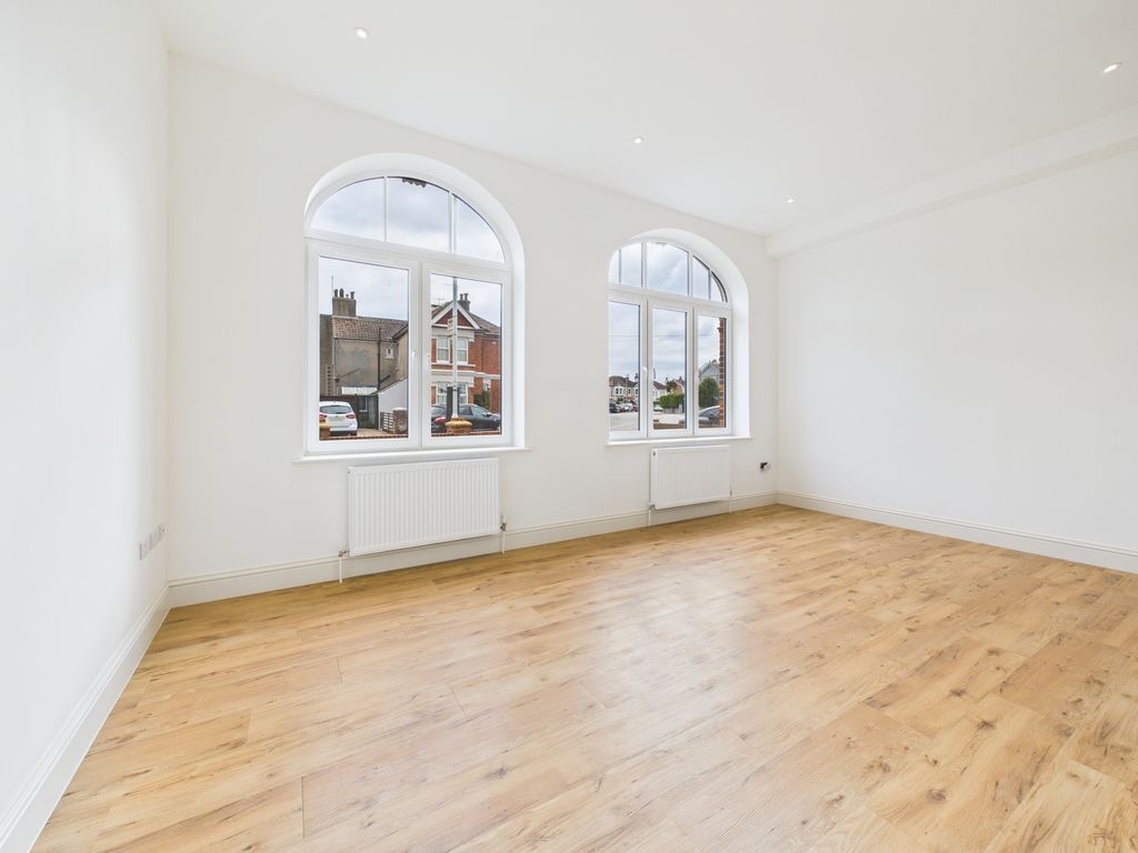 Property photo 3 of 13 Cam03519G0-Pr0387-Still008