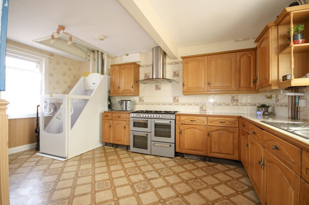 Property photo 3 of 14 Kitchen