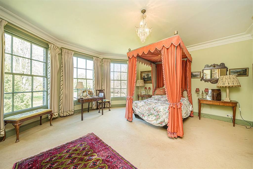 2 bed flat for saleHampton Court Road, Hampton TW12 photo 5