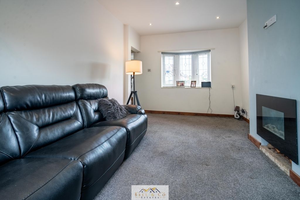 Property photo 3 of 29 Lounge 1