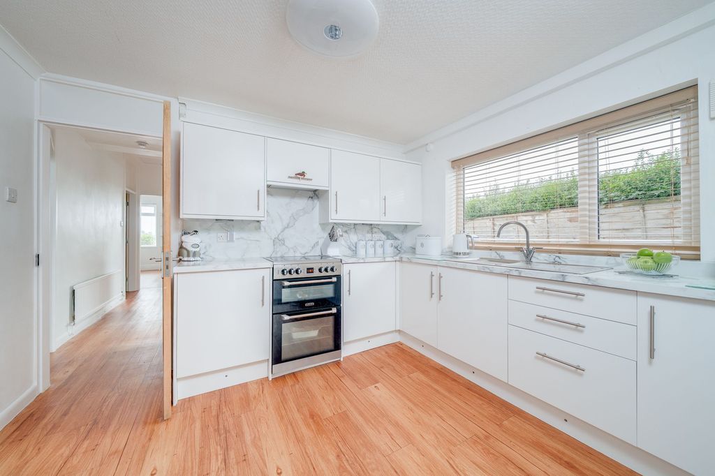 Property photo 3 of 18 Kitchen