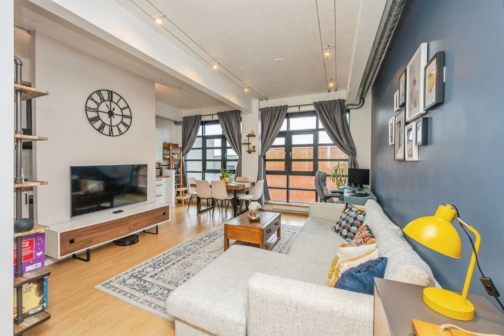 Property photo 2 of 20