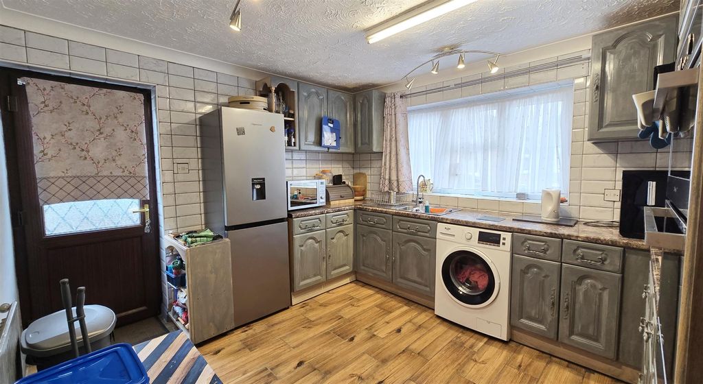Property photo 2 of 20 Kitchen