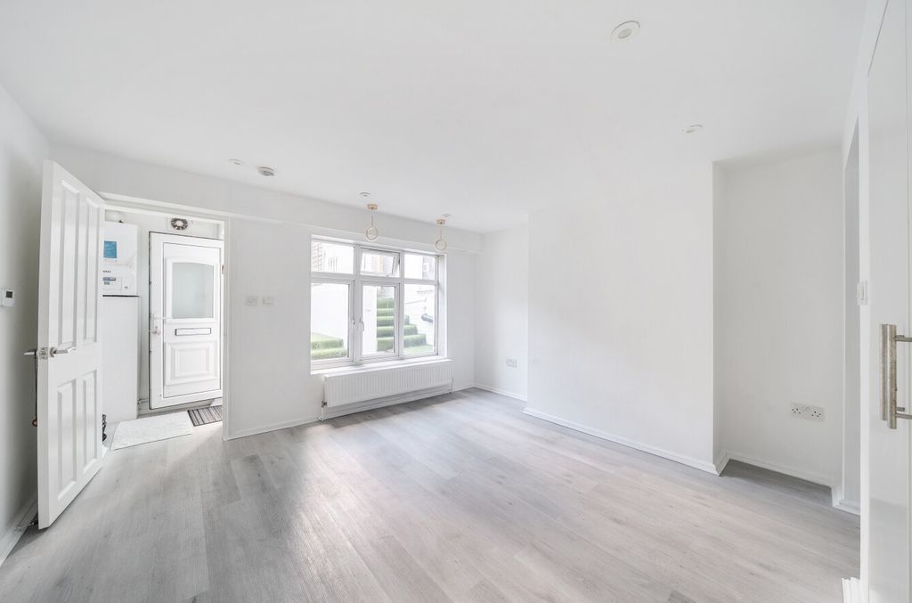 Property photo 1 of 11 Bedroom