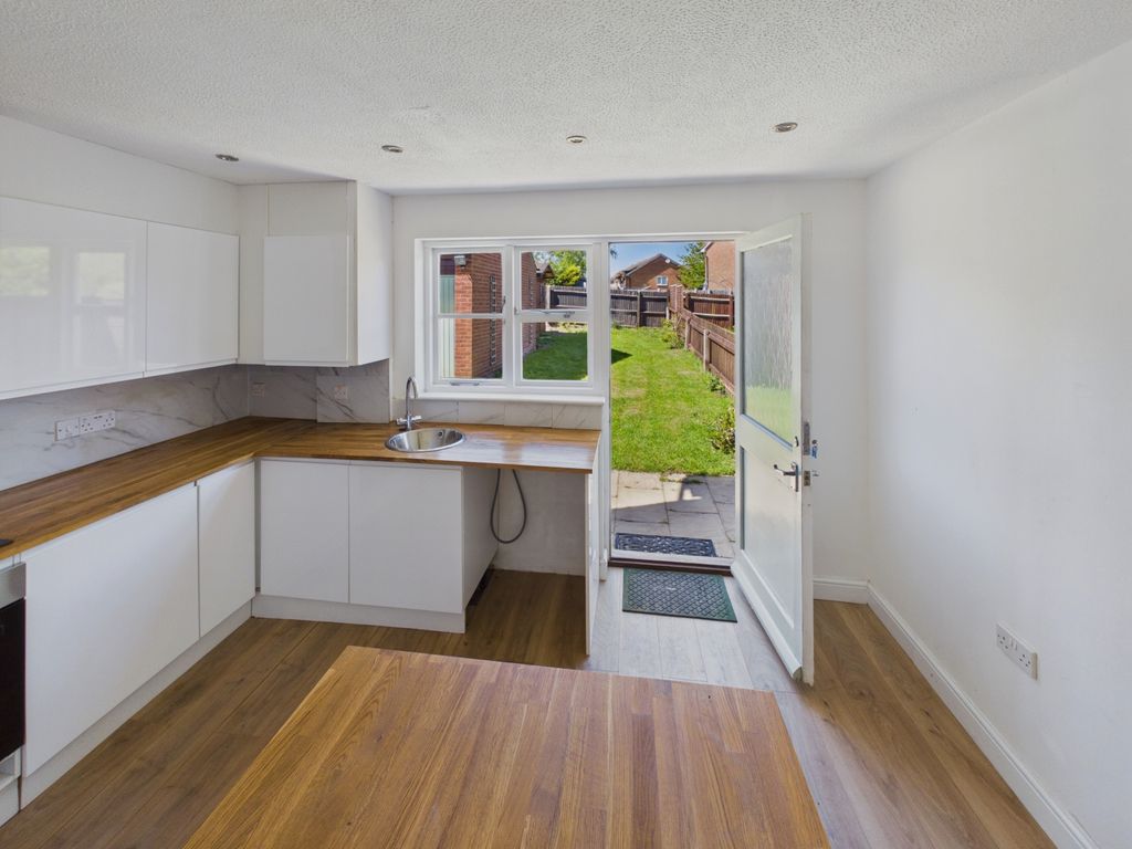 Property photo 3 of 12 Kitchen 2