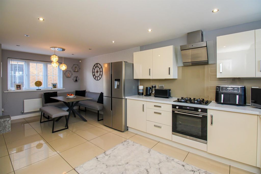 Property photo 3 of 19 Kitchen/Dining Room
