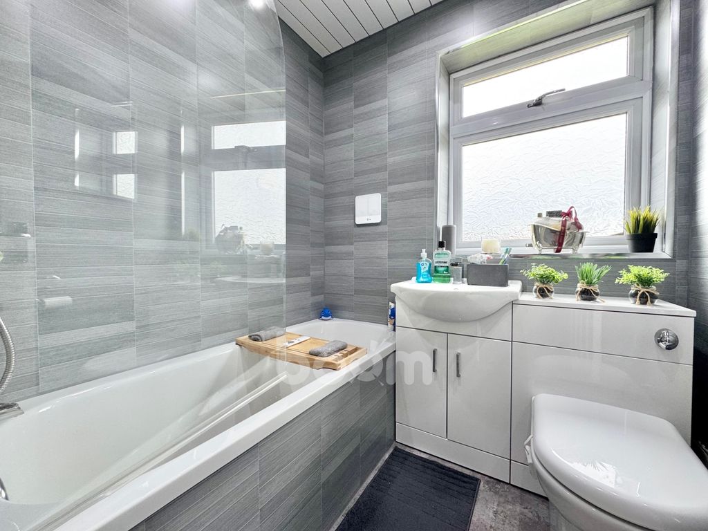 Property photo 1 of 22 Sloan Street, Catrine Bathroom