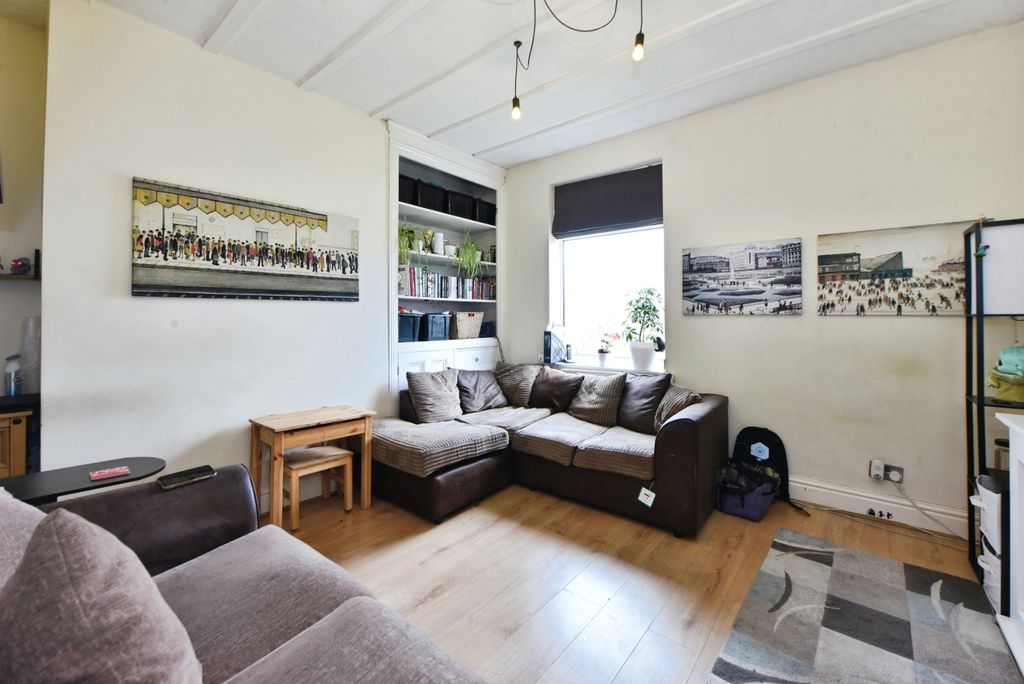 Property photo 2 of 13 Lounge