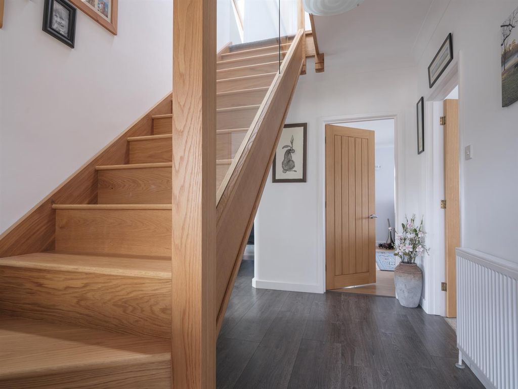 Property photo 3 of 38 4 Ridings Mead-12.Jpg