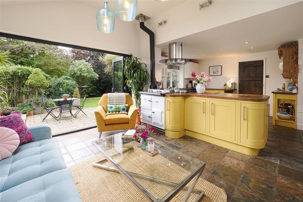 Property photo 2 of 33