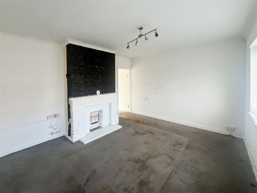 Property photo 3 of 28 32 Gosden Road