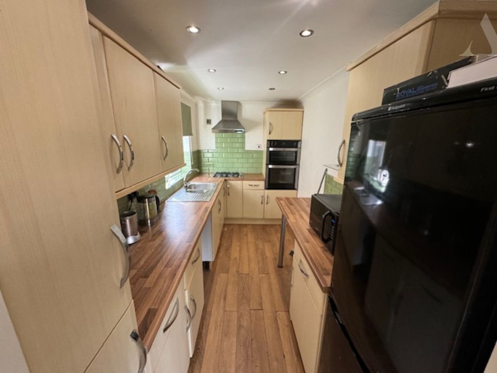 Property photo 3 of 11 Manor Gardens Kitchen