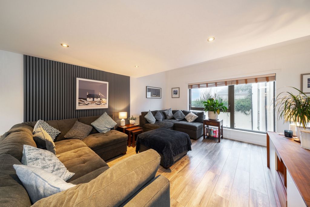 Property photo 2 of 31 Photo 16