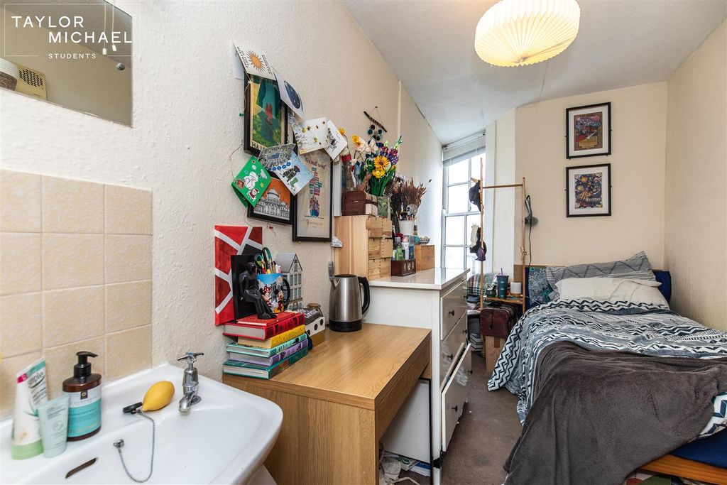 Property photo 2 of 8 Bedroom