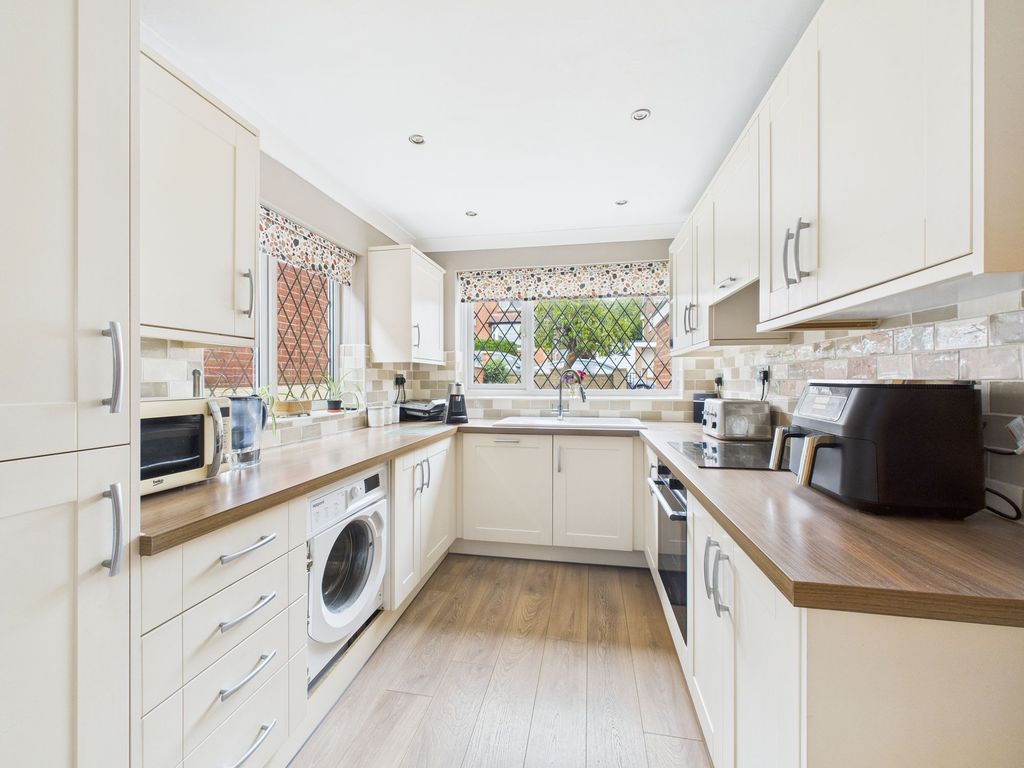 Property photo 3 of 19 Kitchen