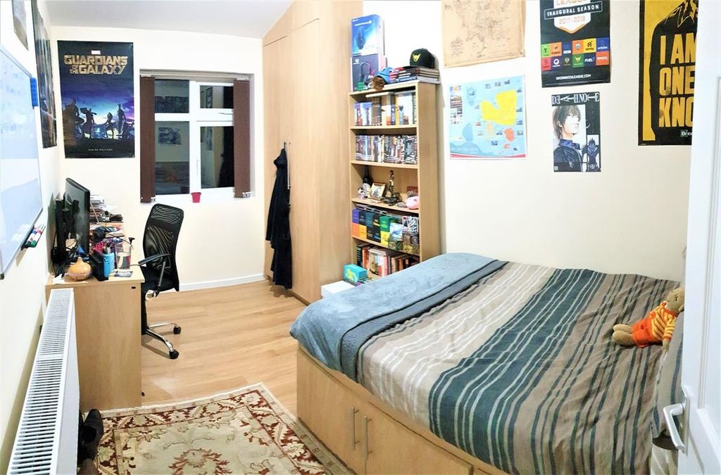 Property photo 2 of 10 A Well-Maintained Double Bedroom Featuring A Large...