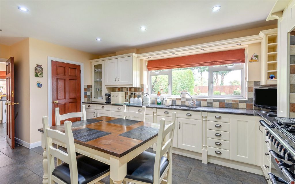 Property photo 3 of 19 Kitchen