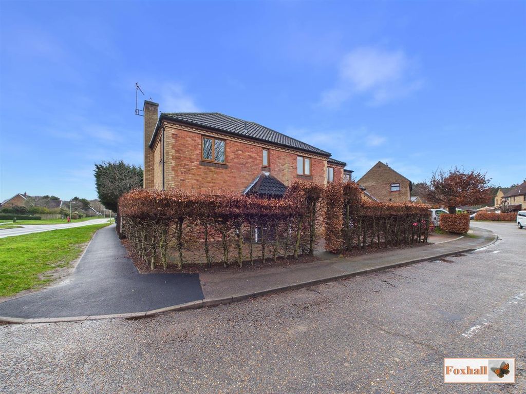 Property photo 2 of 34 Front Garden