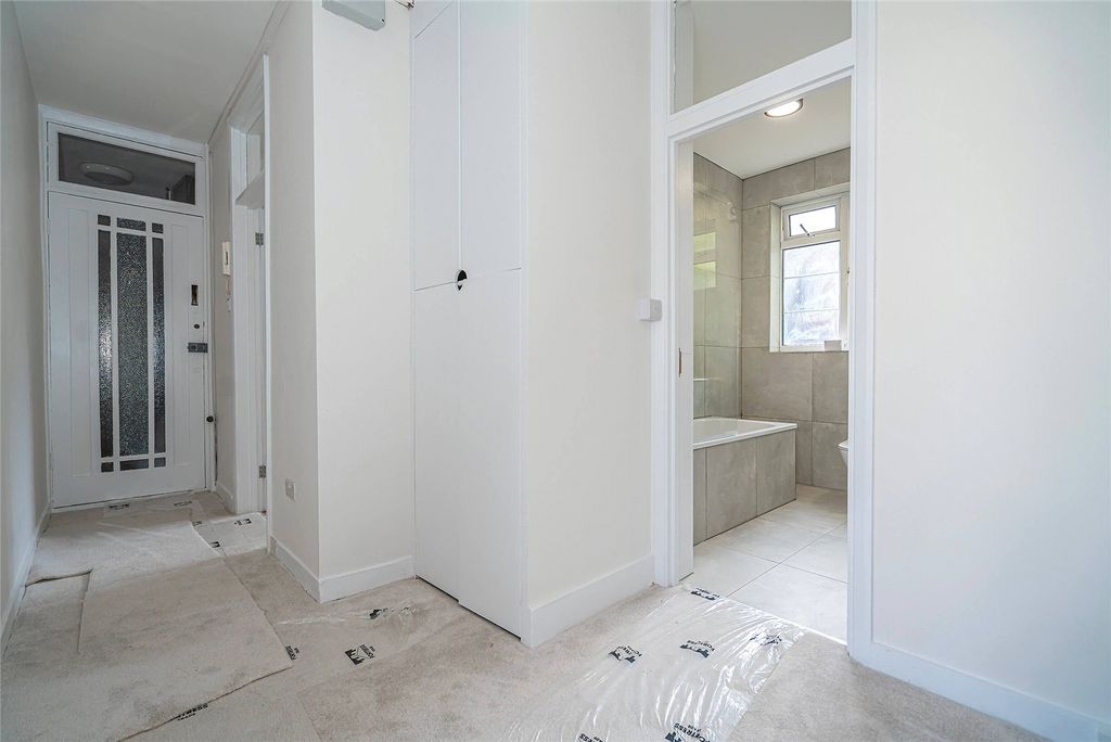 Property photo 3 of 19 Entrance Hall