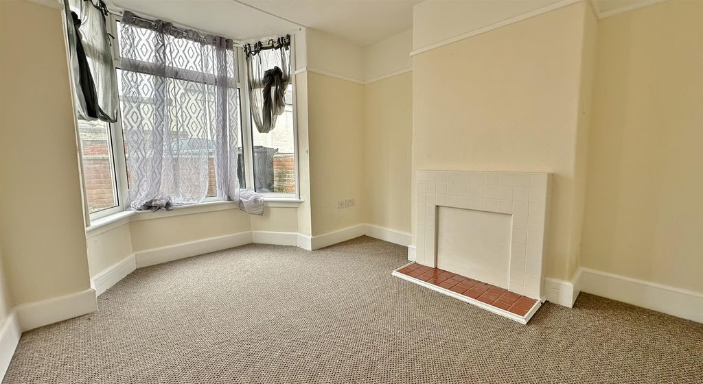 Property photo 2 of 12 Lounge