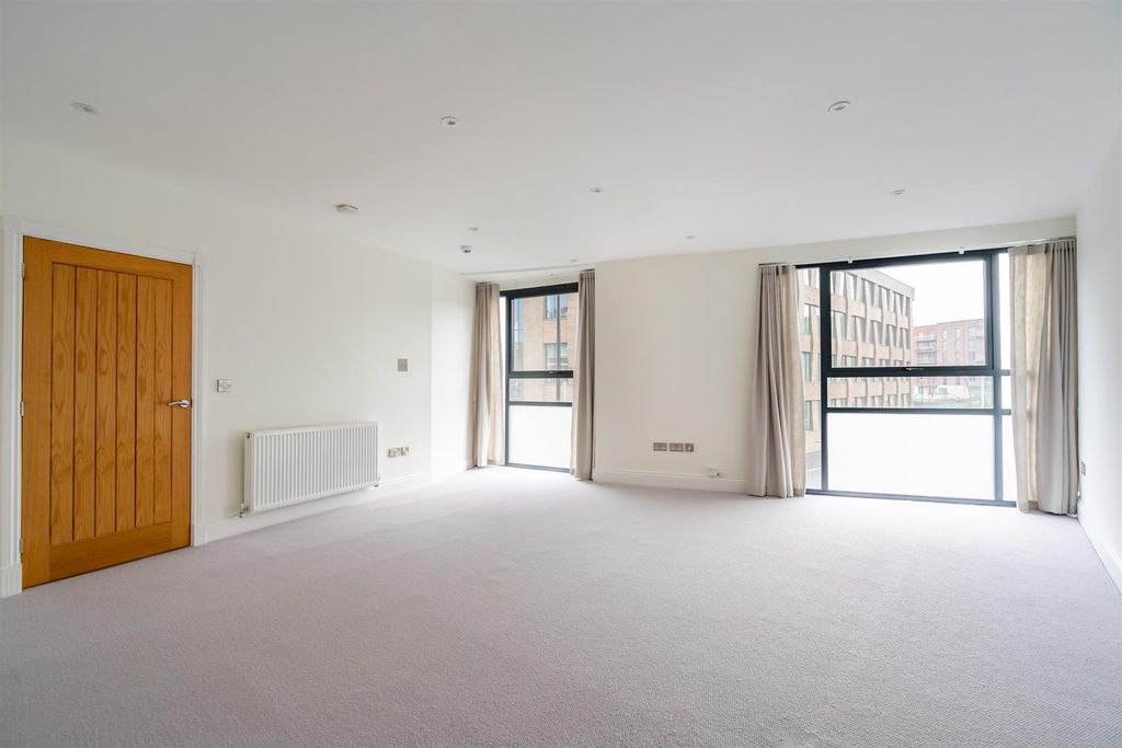 Property photo 3 of 18 Peasholme Court (12 Of 18).Jpg