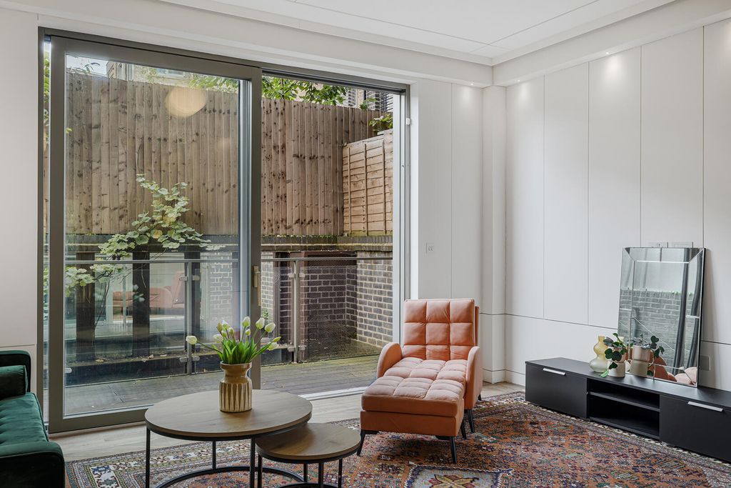 Property photo 3 of 31 Living Room