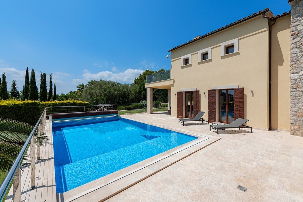 Property photo 3 of 20 Pool And Exterior (1)