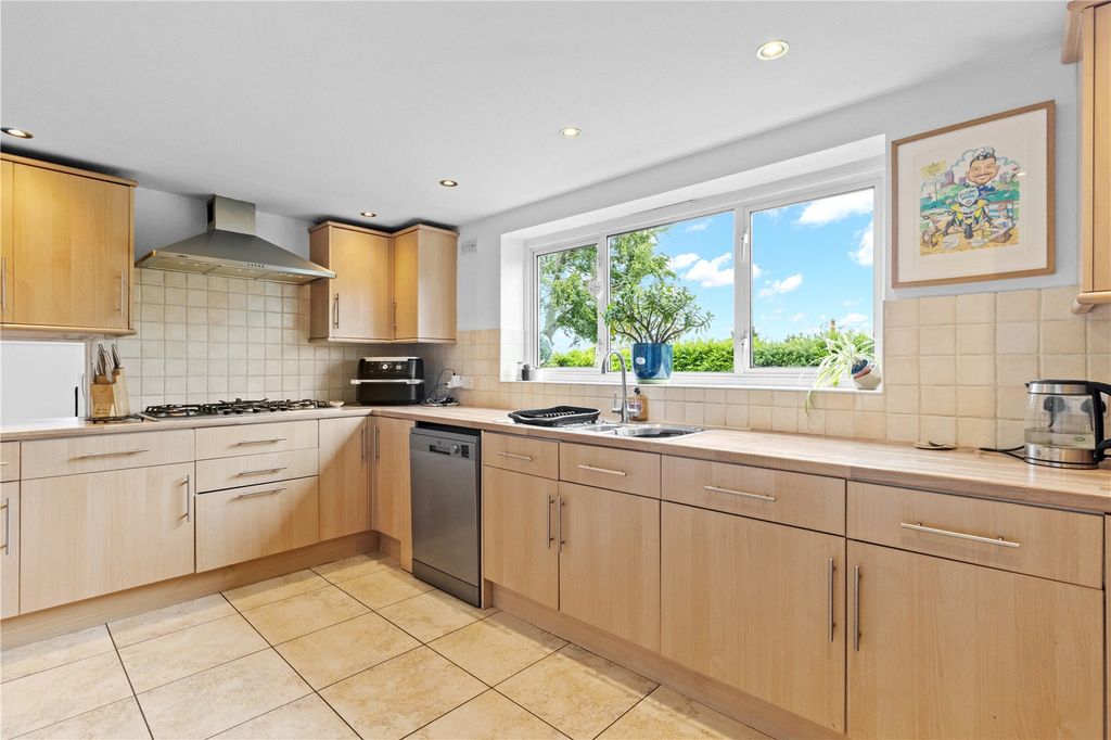 Property photo 3 of 31 Kitchen