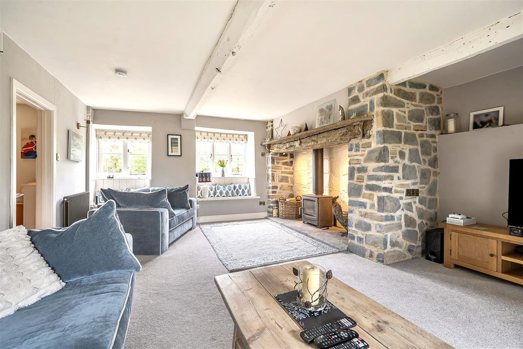 Property photo 3 of 23 Sitting Room