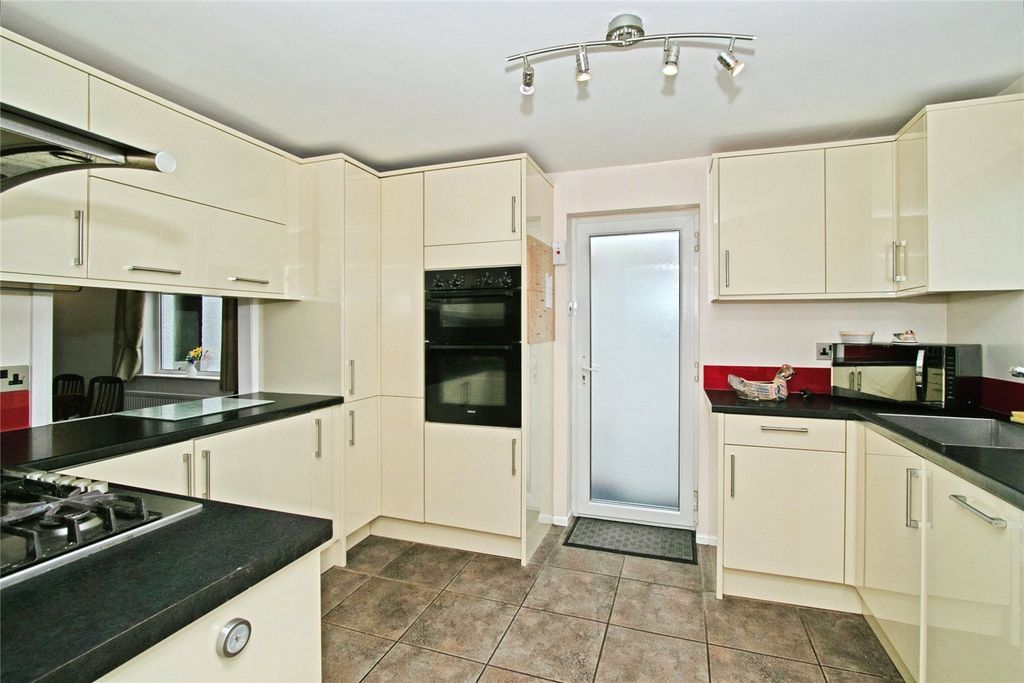Property photo 2 of 19 Picture No. 12